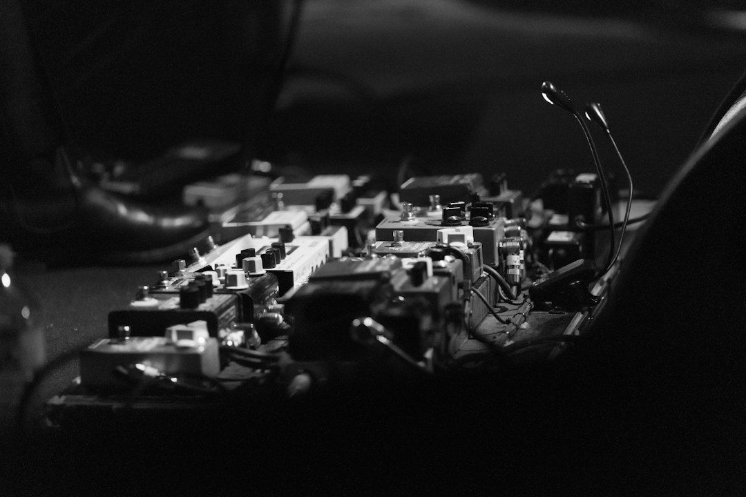 Schwarzweißaufnahme mehrerer elektronischer Steuergeräte und Kabel
