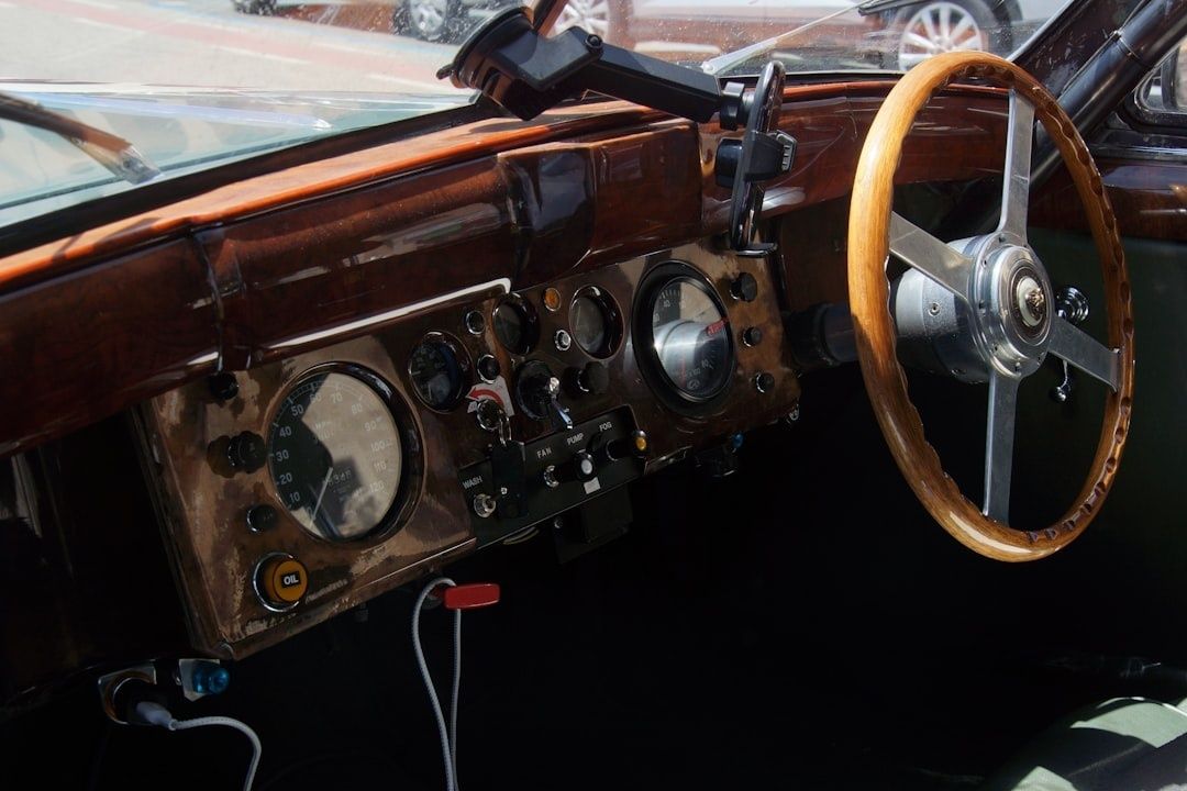 Historisches Autocockpit mit Rundinstrumenten und Holzlenkrad
