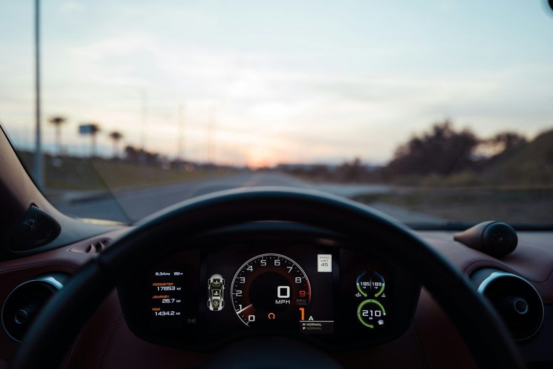 Digitales Armaturenbrett mit Fahrdaten in einem vernetzten Fahrzeug